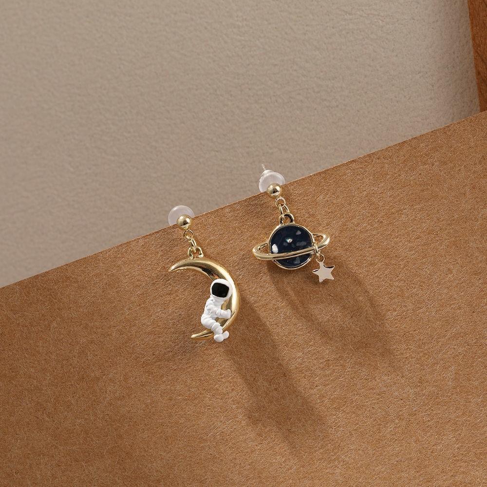 Astronaut Earrings Moon Planet Asymmetrical Stud Earrings Femininity Personality Girl No Pierced Ear Clips