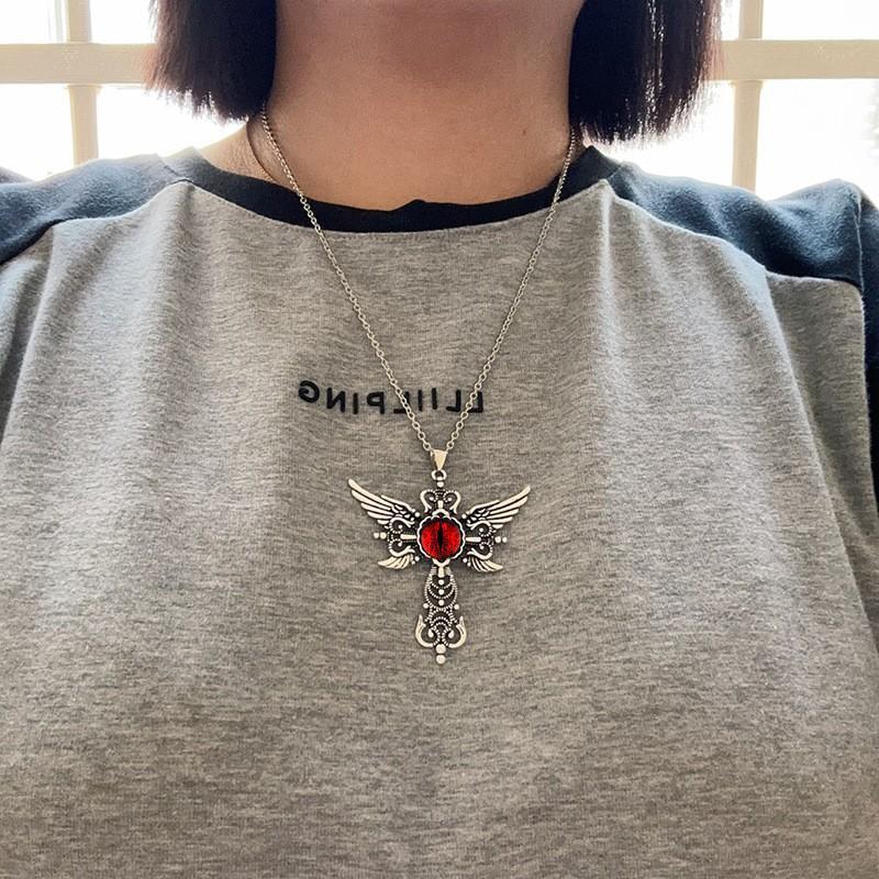 Rood Duivels Oog Hanger met Duivelsvleugels Kruis - Roestvrij Staal Ketting