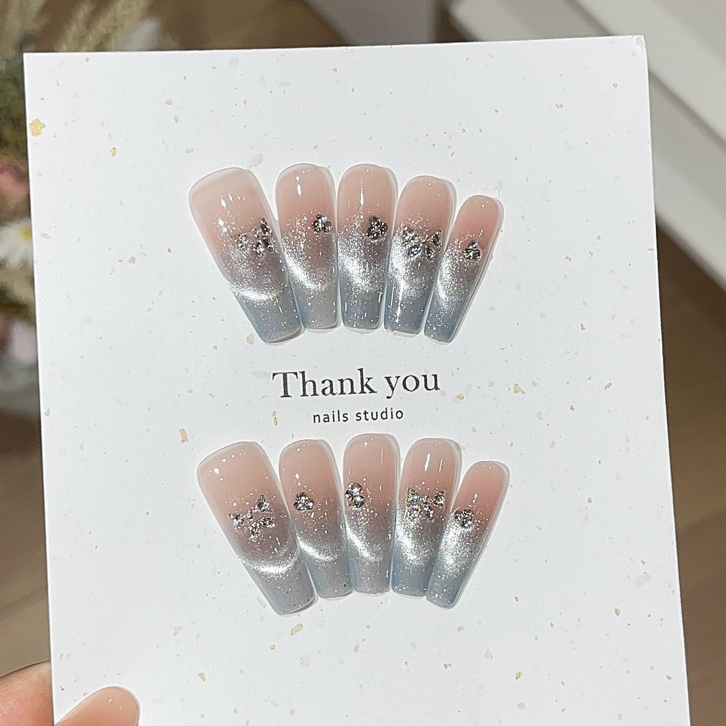 

Дымчато-голубая мечтательная атмосфера, прекрасные мерцающие голубые тона, французская улыбка, изысканная нашивка «кошачьи глаза», броня Drill Wear L