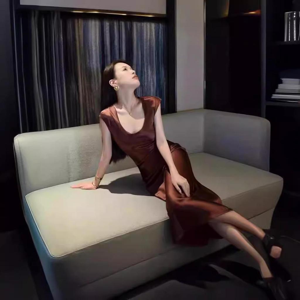 Importiertes Seiden-Triacetat Rundhals-Kleid im schrägen Schnitt mit kurzen Ärmeln, schmaler Taille und elegantem Design