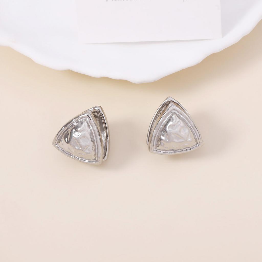 Personalized design sense retro simple geometric hammer pattern concave-convex double-sided three-dimensional triangular versatile female ear buckle