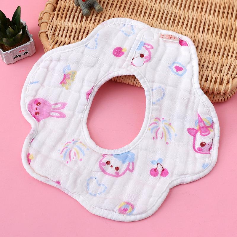 

Детский нагрудник из хлопчатобумажной ткани в полоску