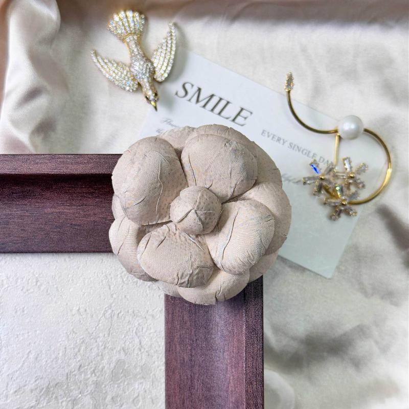 French Style Fabric Camellia Brooches Vintage Elegant Flower Lapel Pins For Women Fashion Wedding Party Badge Accessories Gifts