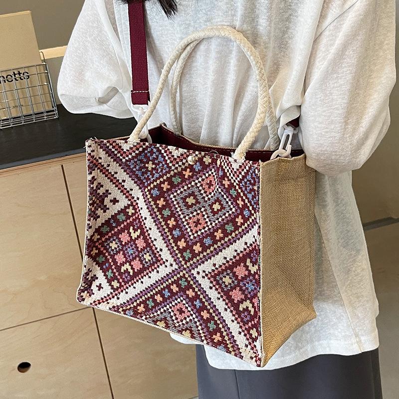 Hochwertige kleine Tasche im Ethno-Stil für Damen. Neue trendige Umhängetasche für Damen. Modische, vielseitige Schultertasche für Damen.