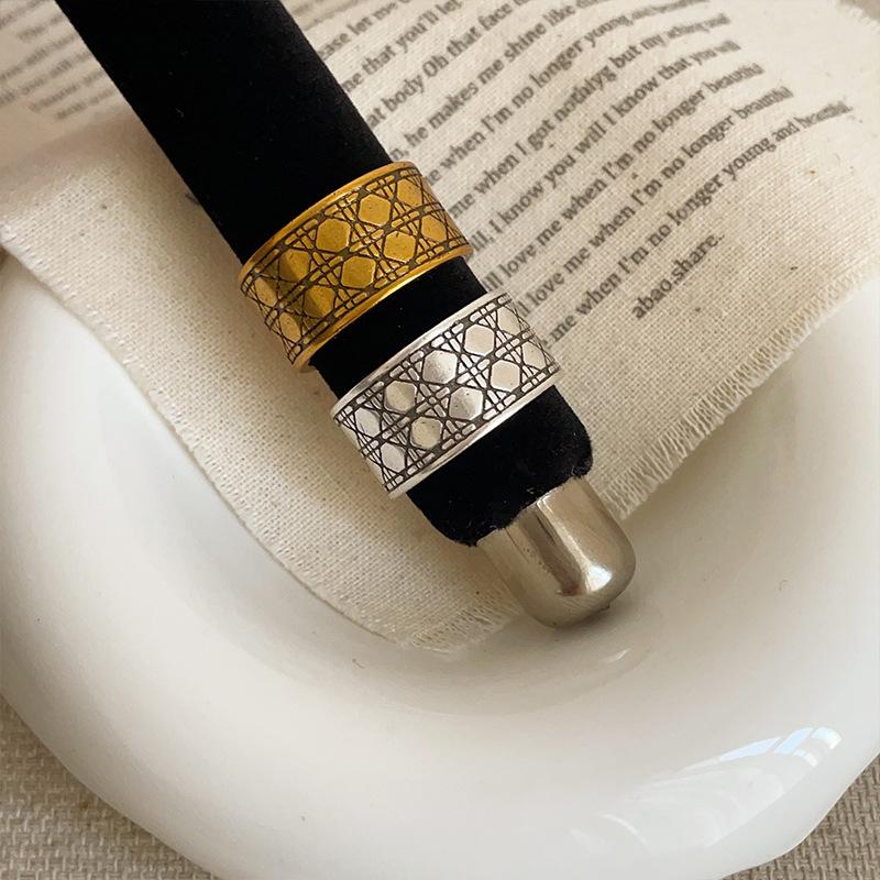 Retro And Old Rhombus Pattern Plaid Wide-Sided Ring For Women, Niche Design Sense, Unique Personality, Exquisite Versatile Ring Ring.