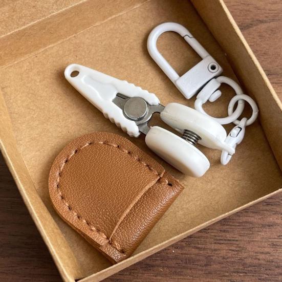 Portable Mini Scissors Keychain Carabiner Design Miniature Cutting Tool for Sewing Travel Ultra Sharp Small Snips for Threads And Tags