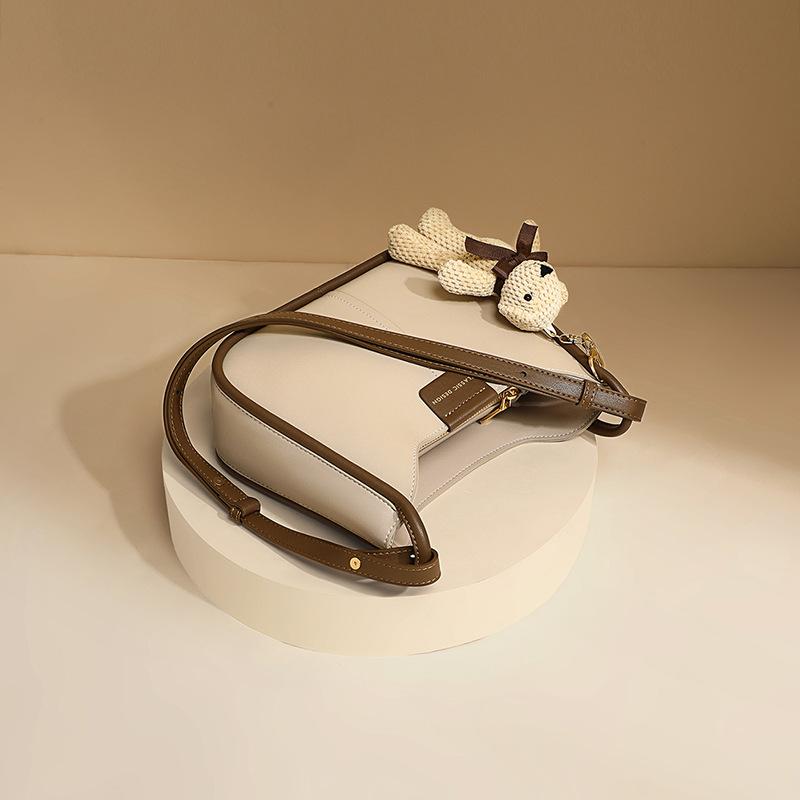 2025 New Trendy Design Women s Bag Underarm Bag Fashionable Commuter Versatile Saddle Bag Exquisite Niche Shoulder Bag Apricot color