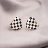 Brincos de pressão triangulares elegantes para orelhas não furadas - Versáteis e com um toque de luxo leve para o uso diário.