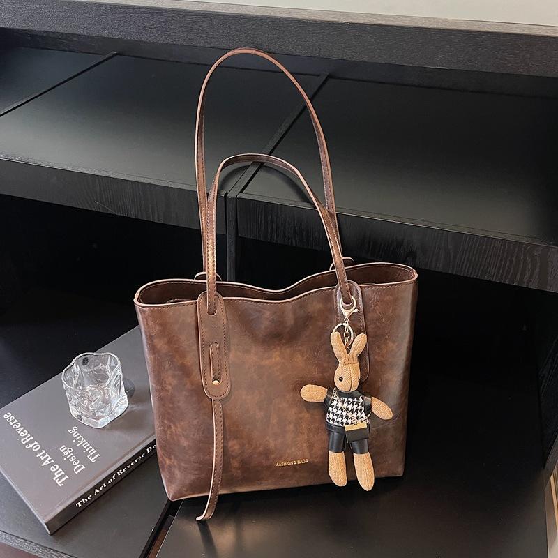 Simple retro tote bag women's new large-capacity versatile shoulder bag winter fashion underarm commuter bag
