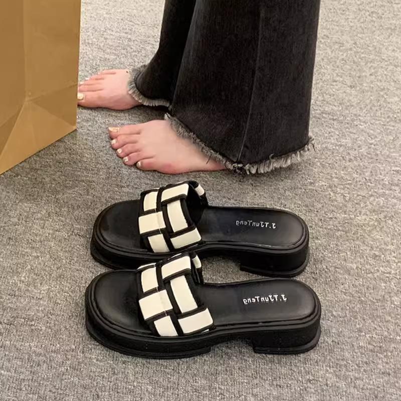French flat-bottomed cool slippers women's summer outer wear fashion 2025 new Xiaoxiangfeng women's seaside beach sandals