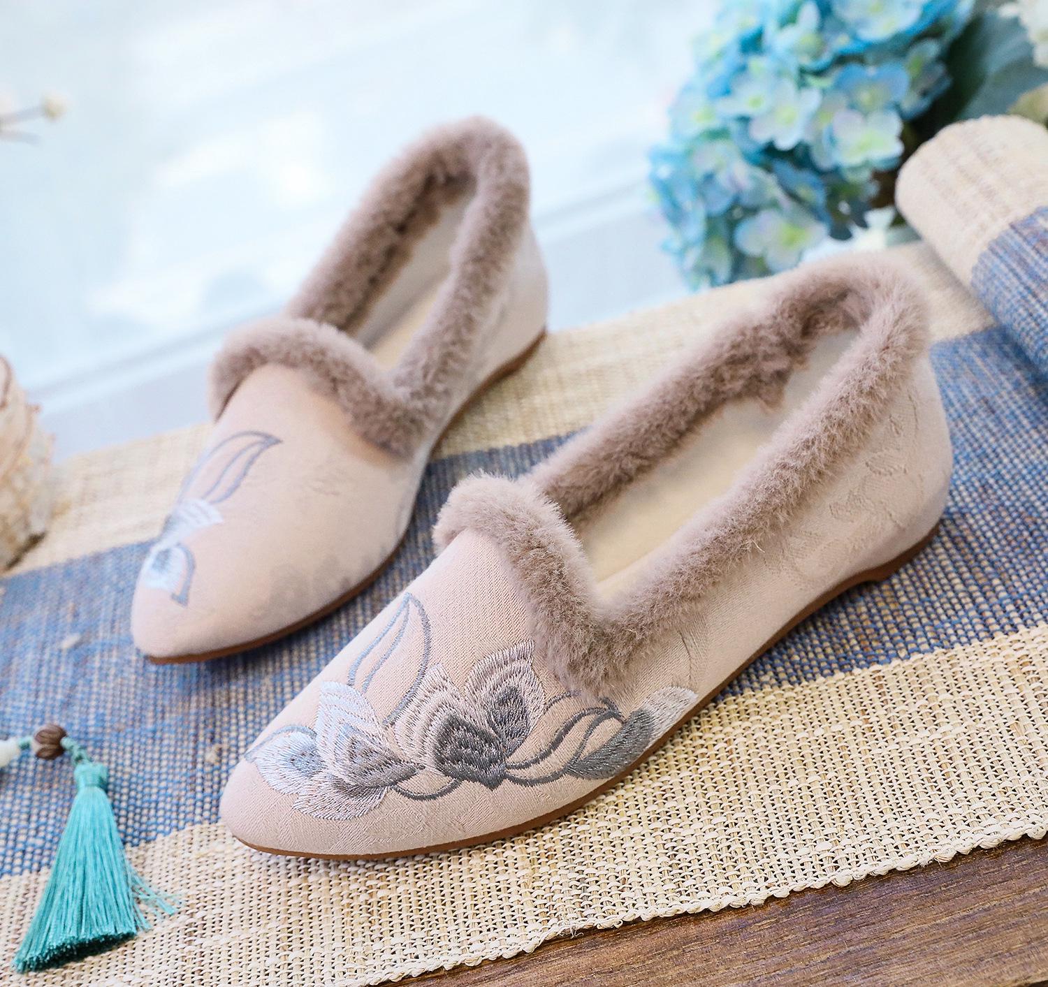 

Women s Ethnic-Style Fleece-Lined Embroidered Cotton Slippers: Fashionable, Warm, and Frayed Pointed House Shoes 39