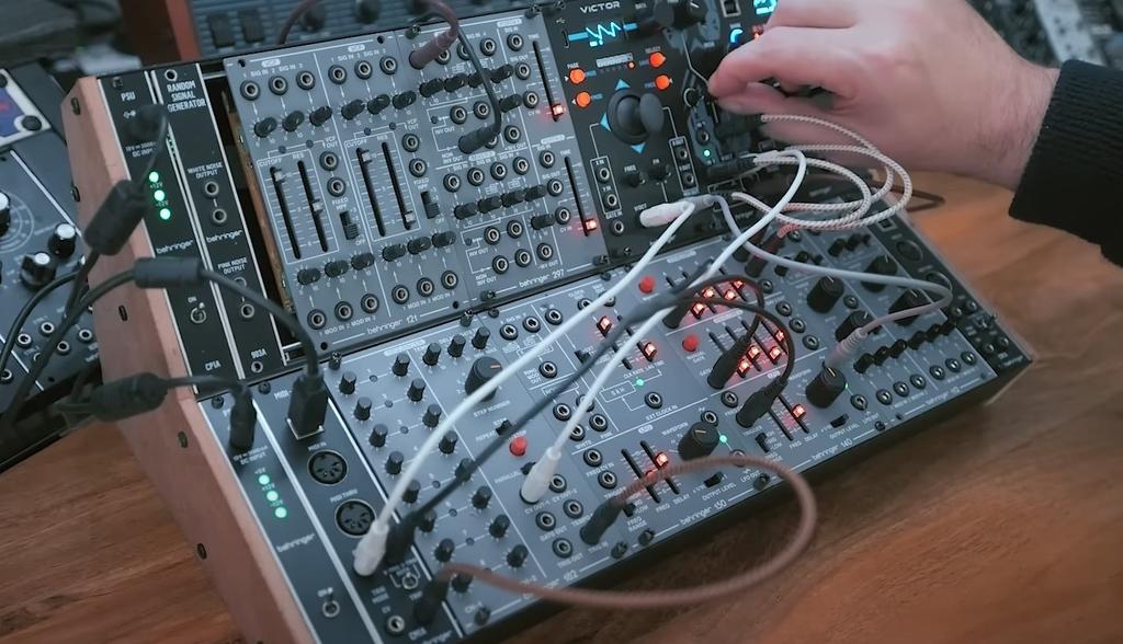Behringer surges - analogowy filtr multimodalny eurorack