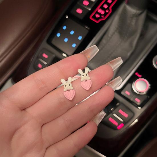 

Милые и сладкие серьги-гвоздики кролика