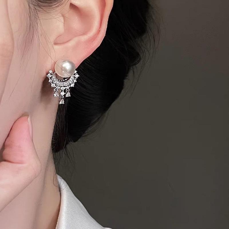 "Moonlight" Pearl Ear Clips - Elegant Tassel & Lace Design, Piercing-Free Earrings for Women.