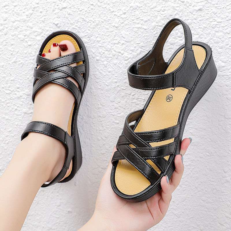 Large size women's sandals 2025 summer new rubber and plastic Velcro flat sole middle-aged and elderly soft sole mother-in-law sandals mother shoes