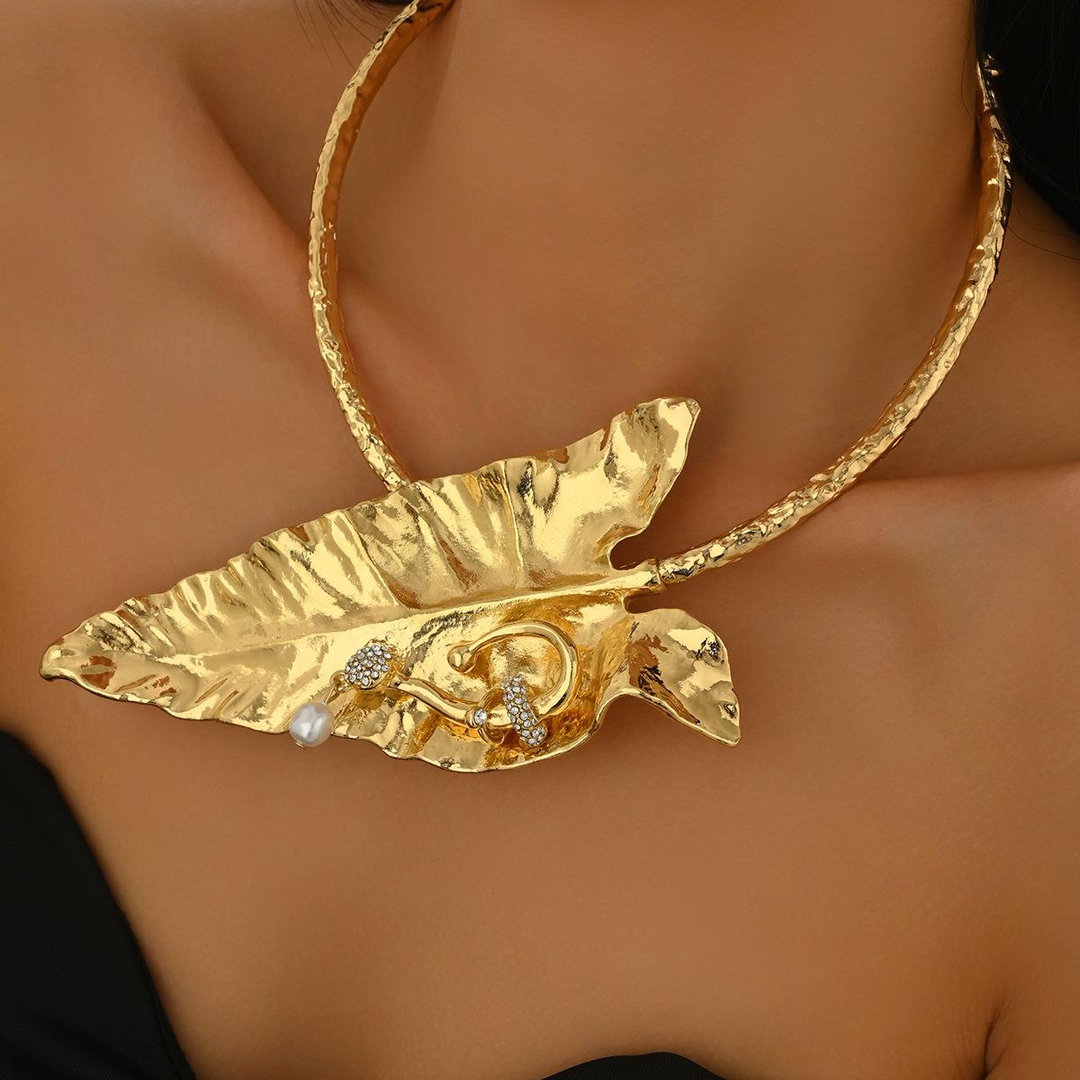 

Wind jewelry personalized exaggerated plantain leaf diamond pendant design necklace niche versatile women s collar