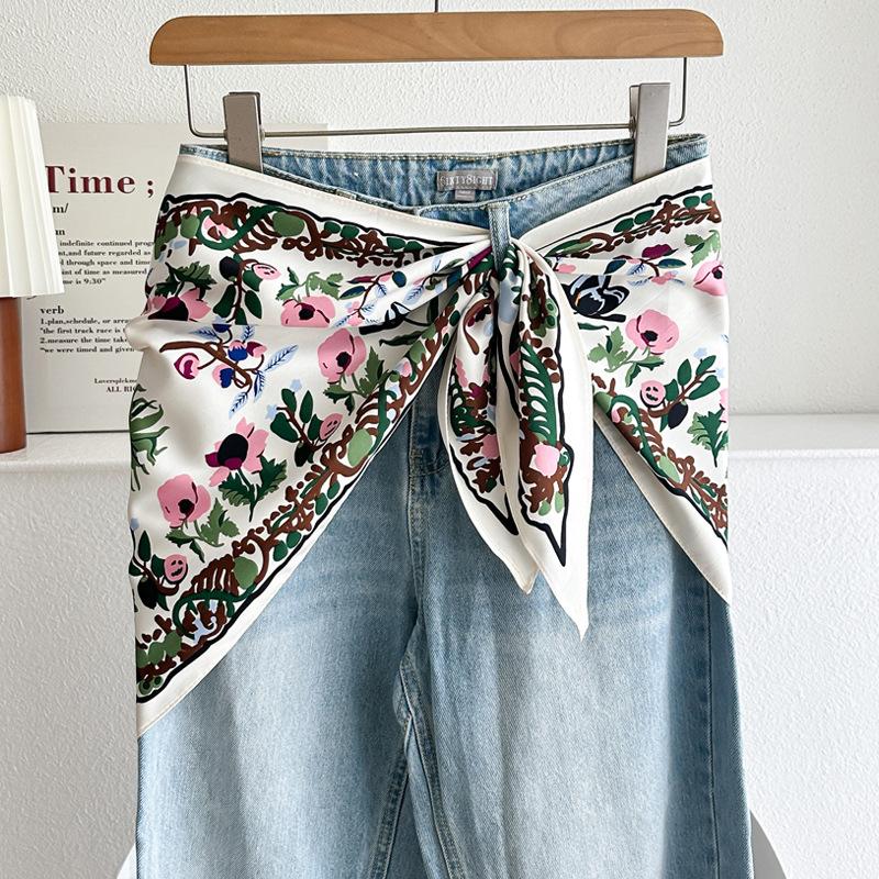 Black and white retro cashew flower triangle scarf silk scarf female Korean version temperament versatile stacked wear waist fart curtain bag head
