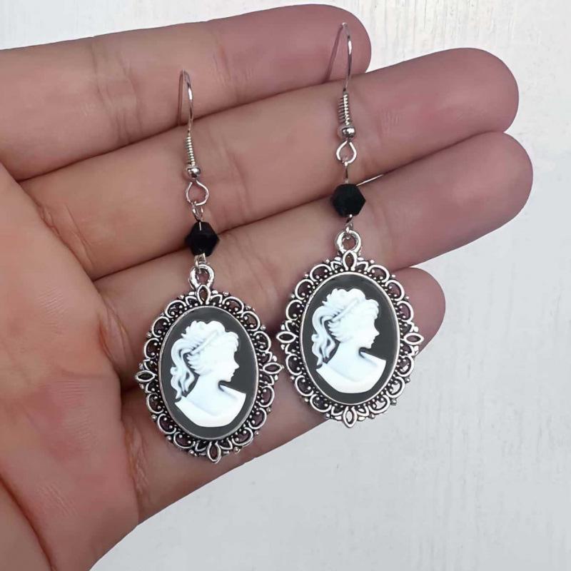 Pandantiv Cameo Renascentist Gotic & Cercei Argintii cu Mărgele Negre - Design Cap de Frumusețe Argintiu Antichitate