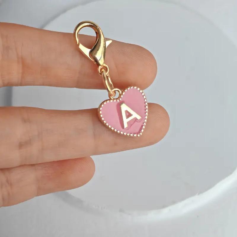 Gorąca sprzedaż 26 liter angielskich różowy dwustronny breloczek z brzoskwiniowym sercem w kształcie serca stopowy dodatek wisiorek