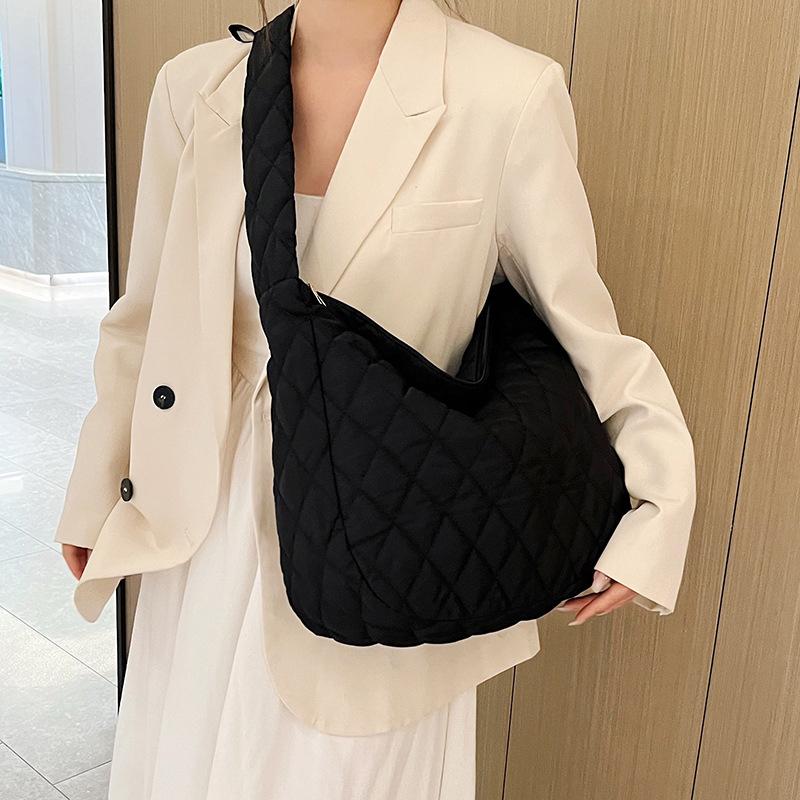 Women Large Capacity Quilted Tote Bag Winter Warm Lightweight Down Cott Padded Plaid Shoulder Bags Underarm Bags Puffy Handbag