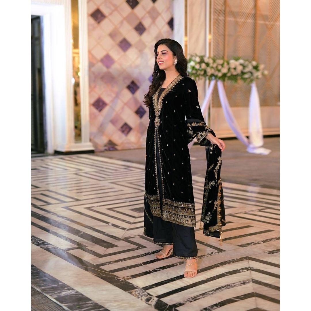 

Разработано платье высочайшего качества с тесно связанными дупаттами.