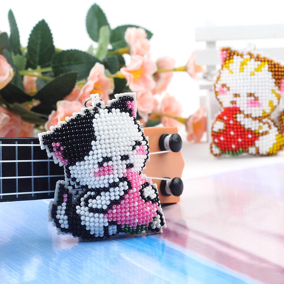 Couple Keychain Strawberry Cat Pendant with Beaded Cross-stitch for Car Key Decoration