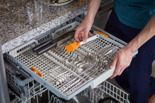 Fiskars Functional Form Manual Spiral Whisk for Sauce and Whipping Foam