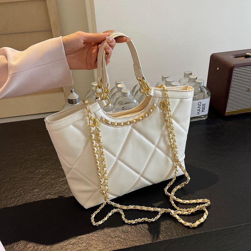 

Large capacity chain handbag bag women s autumn and winter new fashion diamond shoulder messenger bag commuter tote bag