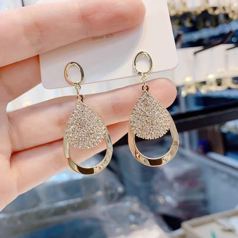 New High-end and Fashionable Water Droplet Earrings with Feminine Temperament and Versatile Internet Famous Earrings and Accessories