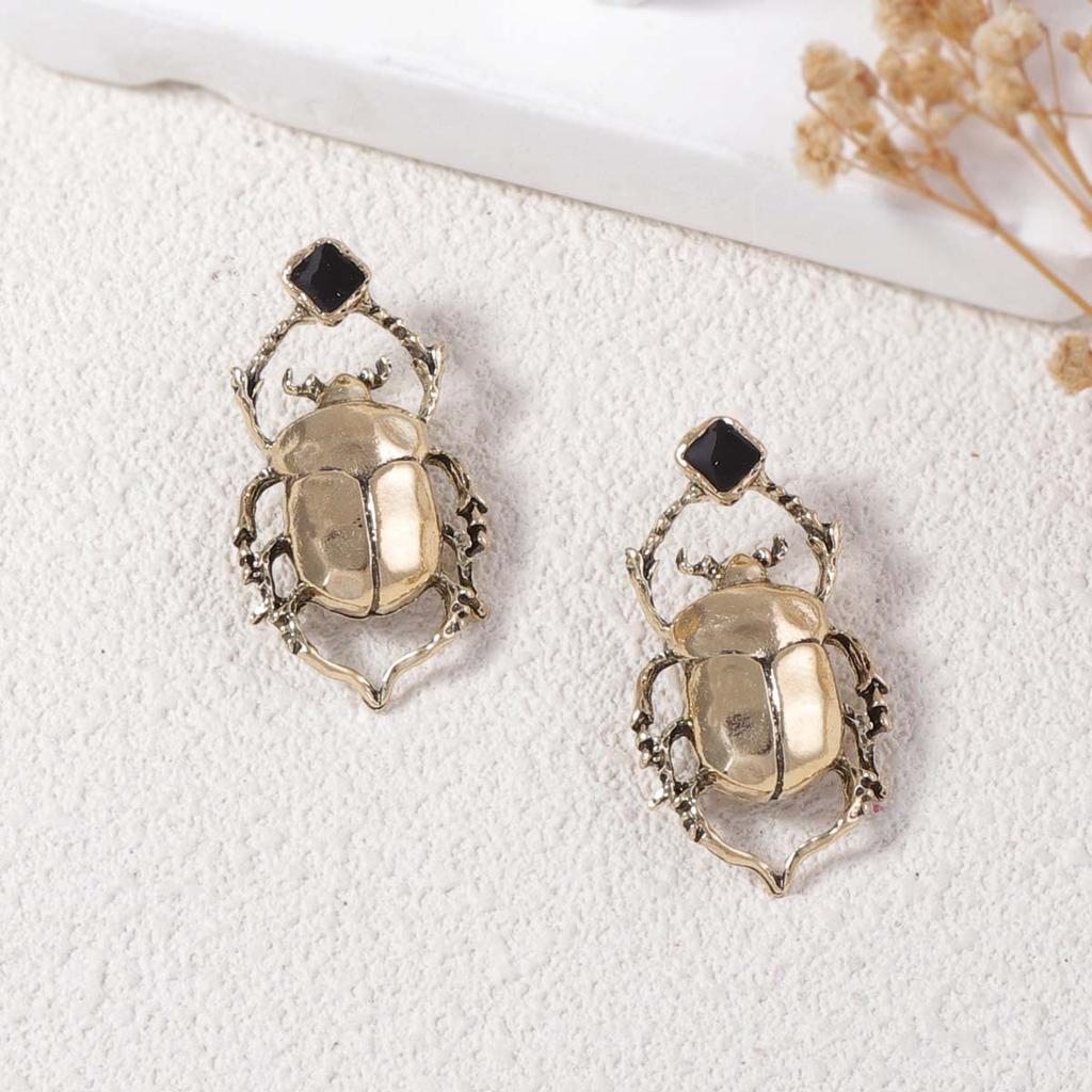 Exaggerated and retro minimalist alloy beetle earrings for women's daily commuting fashion