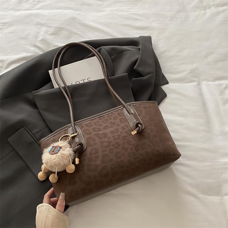 Retro commuter large-capacity underarm bag women's new fashion shoulder bag simple personality portable tote bag