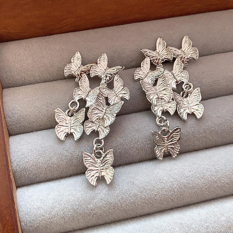 

Трендовые серьги-кисточки с бабочками и жемчугом на весну 2025 для женщин