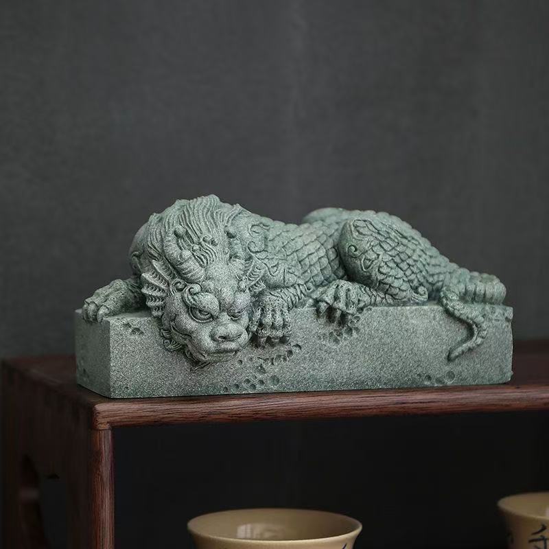 Čína Maska Pan Dragon Sloup Dekorativní socha Zelený pískovcový kámen Sochařství Domov Obývací pokoj, Místnost Kancelář Feng Shui Socha