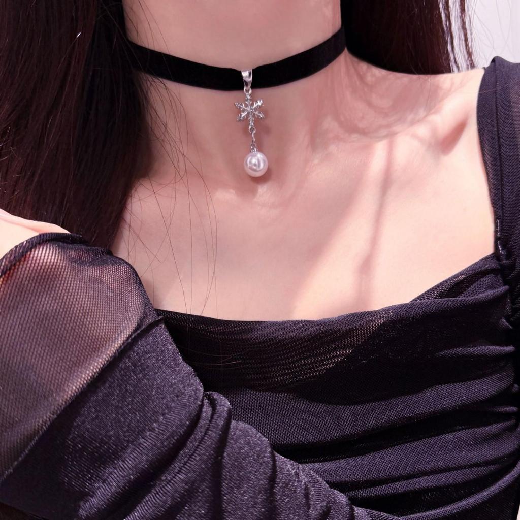 Women's Snowflake Pearl Pendant Necklace with White Velvet Choker