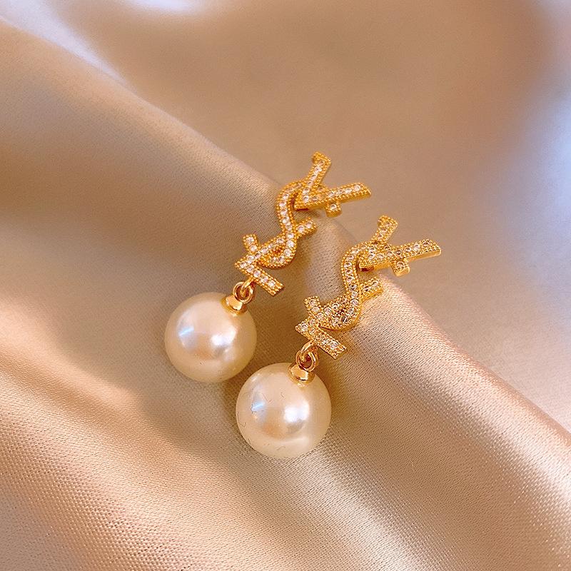 

Real gold electroplated zircon letter pearl stud earrings French retro earrings women