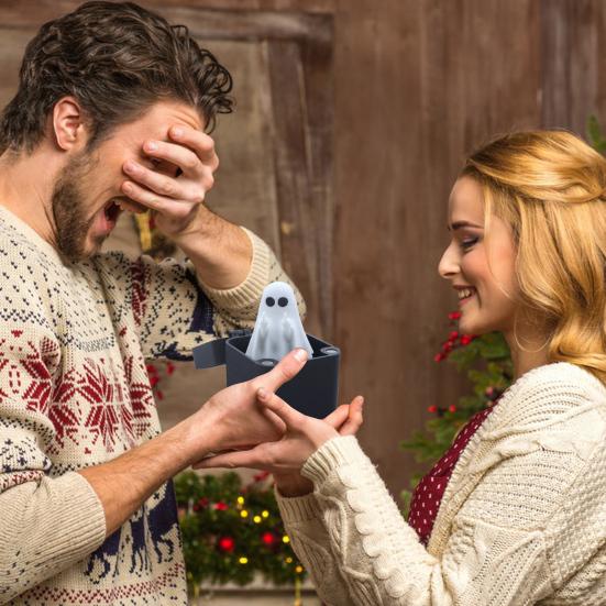 1/2ks Halloweenská ozdoba duch s prostředníčkem v krabičce vyskakující duch v pouzdře stolní dekorace škádlení přátel záludné rekvizity gag žert dárek