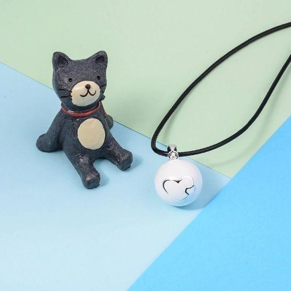 Schwangerschaftsbola mit verschlungenen Herzen