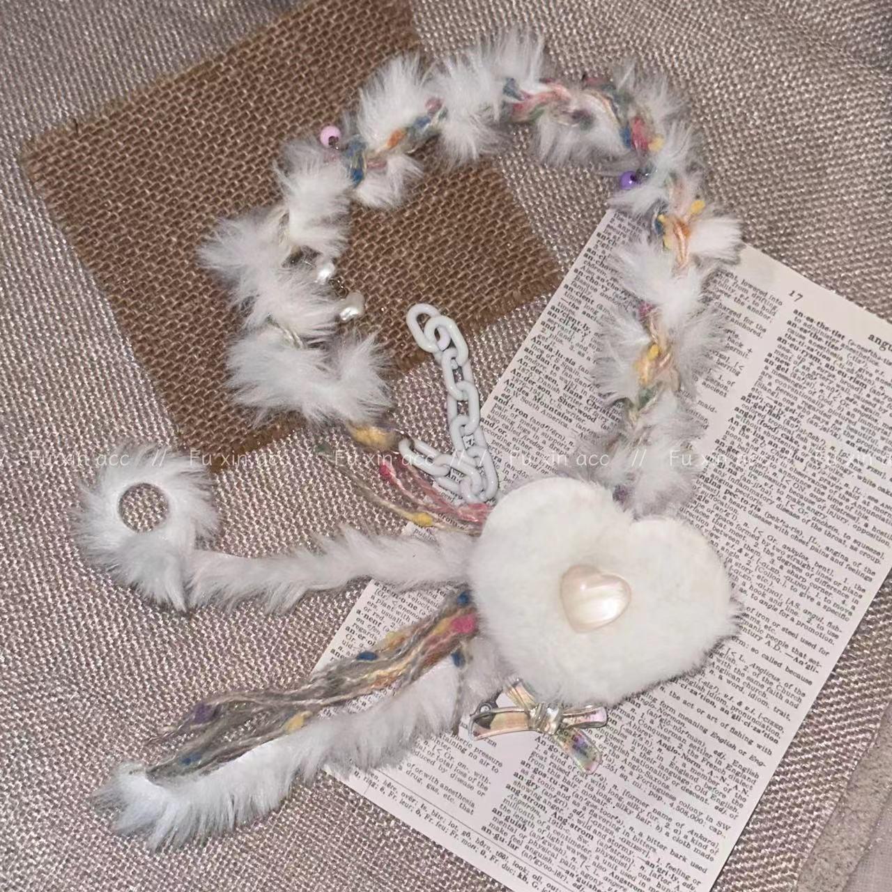 

Белое плюшевое ожерелье-чокер в форме сердца — милый, чистый, универсальный аксессуар с преувеличенной цепочкой на ключице plush heart necklace белый