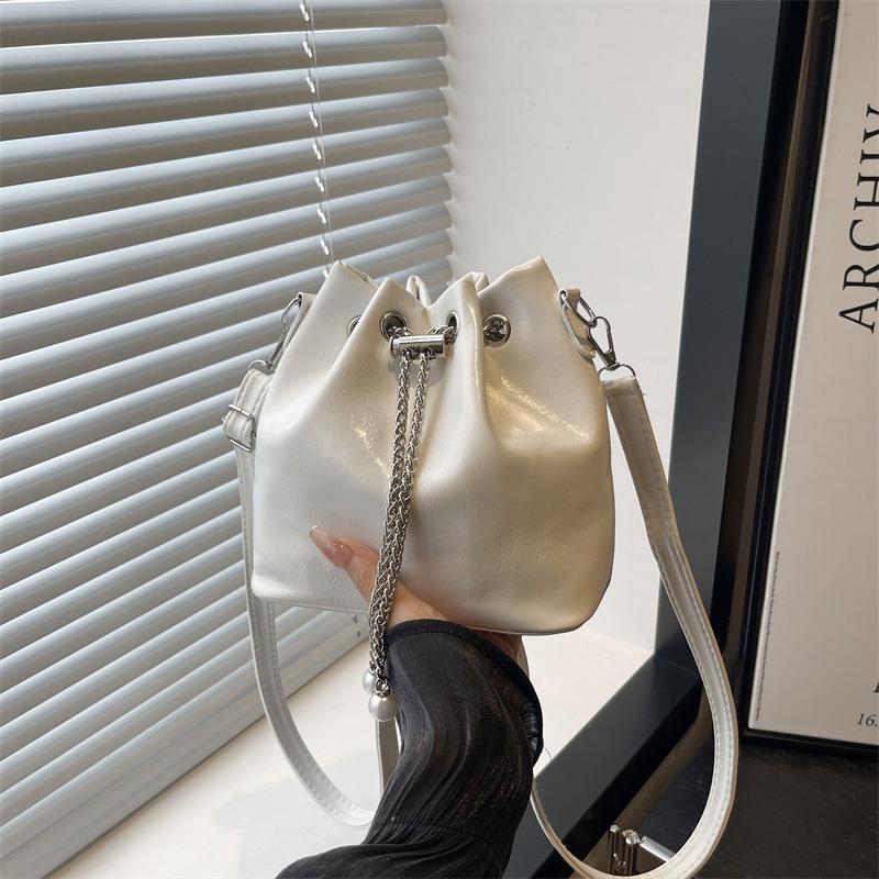 Niche Premium Small Bag Women's New Red Bucket Bag Simple and Fashionable Shoulder Messenger Bag