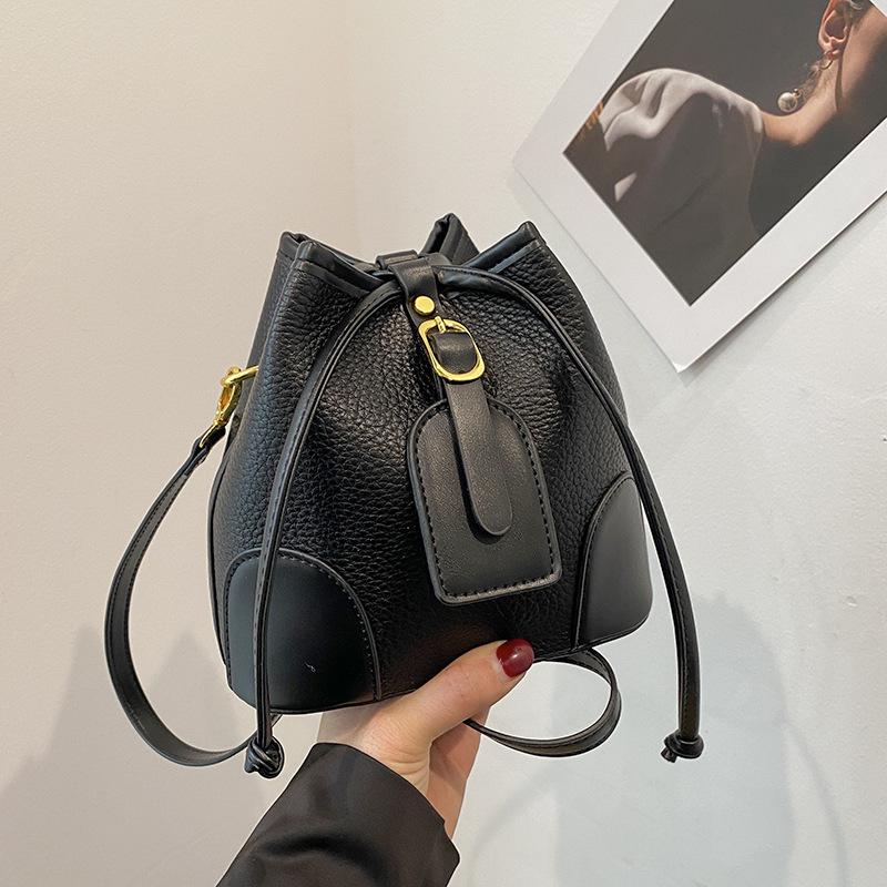 Today's Popular Bags Are Women's New High-end Versatile Bucket Bags, Spring and Summer Commuting Shoulder Messenger Bags.