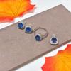 Gesi En Schmuck: Elegantes Dreiteiliges Set mit blauen Saphir-Steckern, Ring und Anhänger.