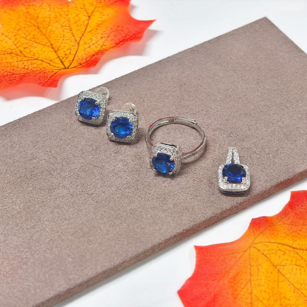 Gesi En Schmuck: Elegantes Dreiteiliges Set mit blauen Saphir-Steckern, Ring und Anhänger.