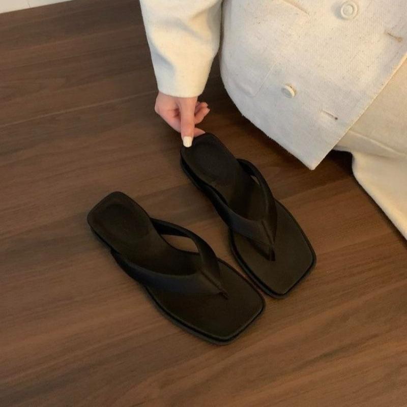 Thick-soled sandals wear French evening wind pinch slippers women's 2025 summer new beach shoes flip-flops high heels