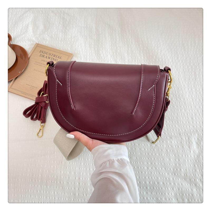 Saddle Bag A Niche Hand-held Fashionable Shoulder Bag with A Slanted Design
