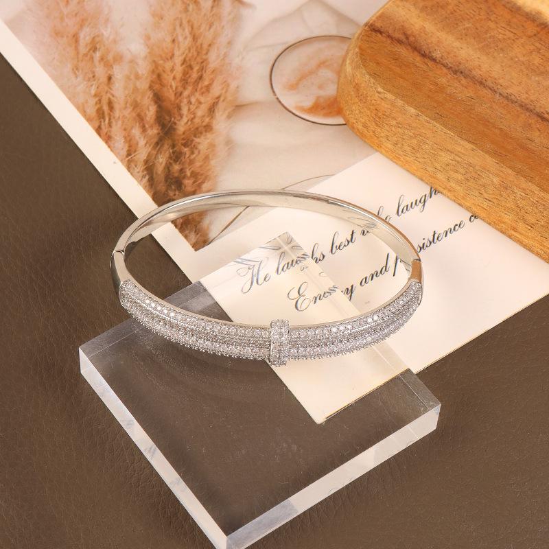 Elegante Braccialetto con Diamanti di Cristallo: Bicolore Oro e Argento, Lusso Leggero, Design Versatile