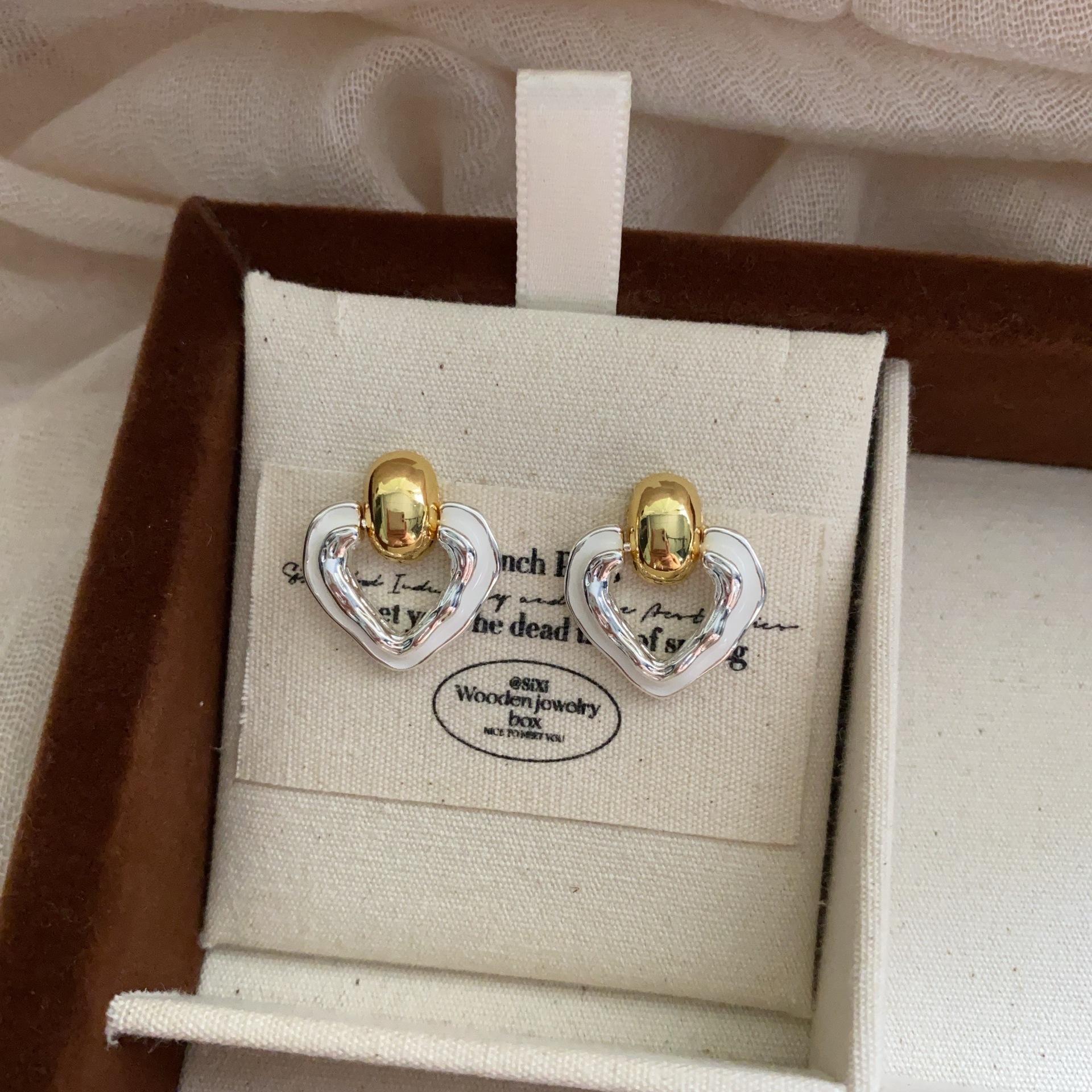 New light luxury exquisite simple and generous love square earrings minimalist luxury style niche design temperament female stud earrings