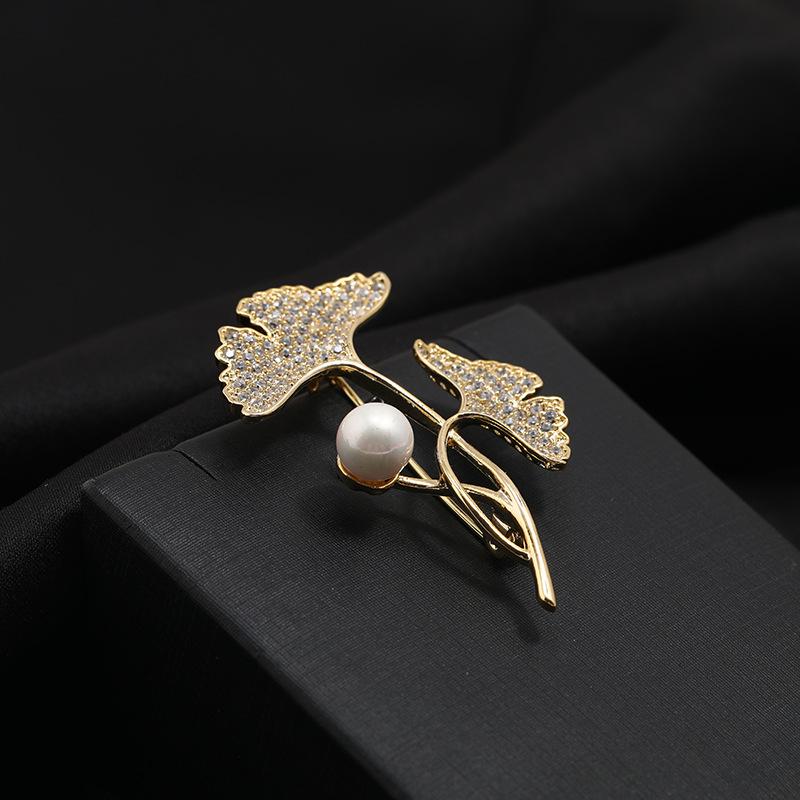 Podwójna broszka z perłą w kształcie liścia miłorzębu japońskiego niszowa wysokiej klasy nowa modna przypinka do klapy damska wysokiej klasy wykwintna mała pachnąca przypinka do płaszcza
