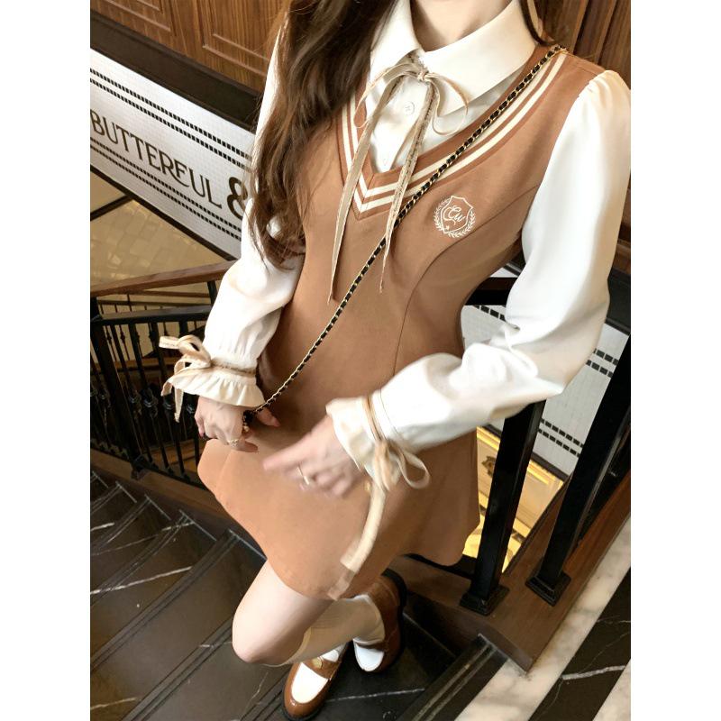 2025 Frühling/Herbst Damen Slim Kontrastfarbe Bestickt Falsch Zweiteiliges College-Stil Kleid