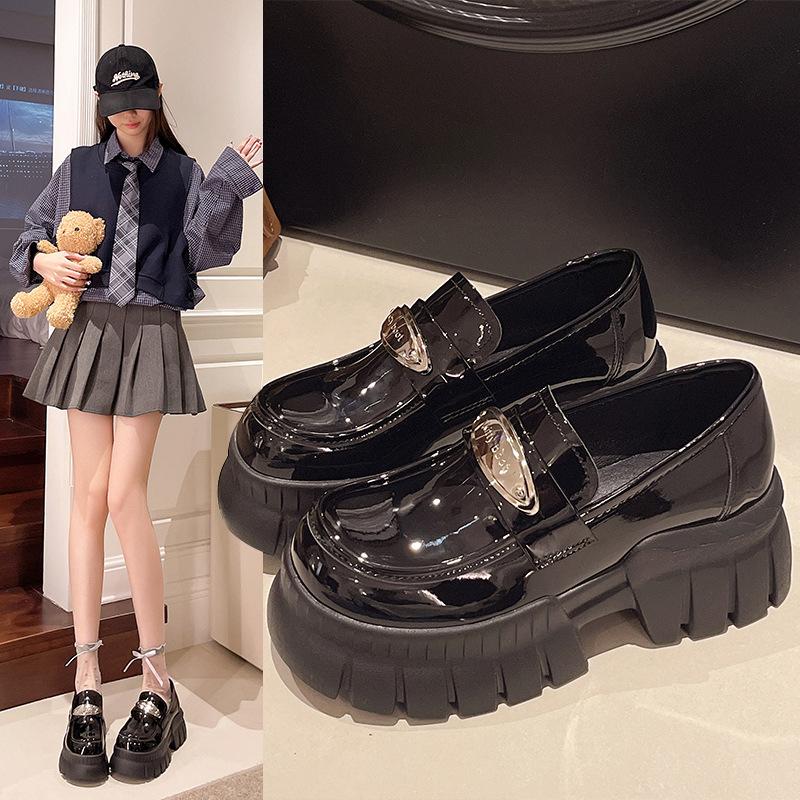Skórzane mokasyny damskie 2025 jesień nowe metalowa klamra platforma czarne małe skórzane buty styl brytyjski buty jednoślizgowe