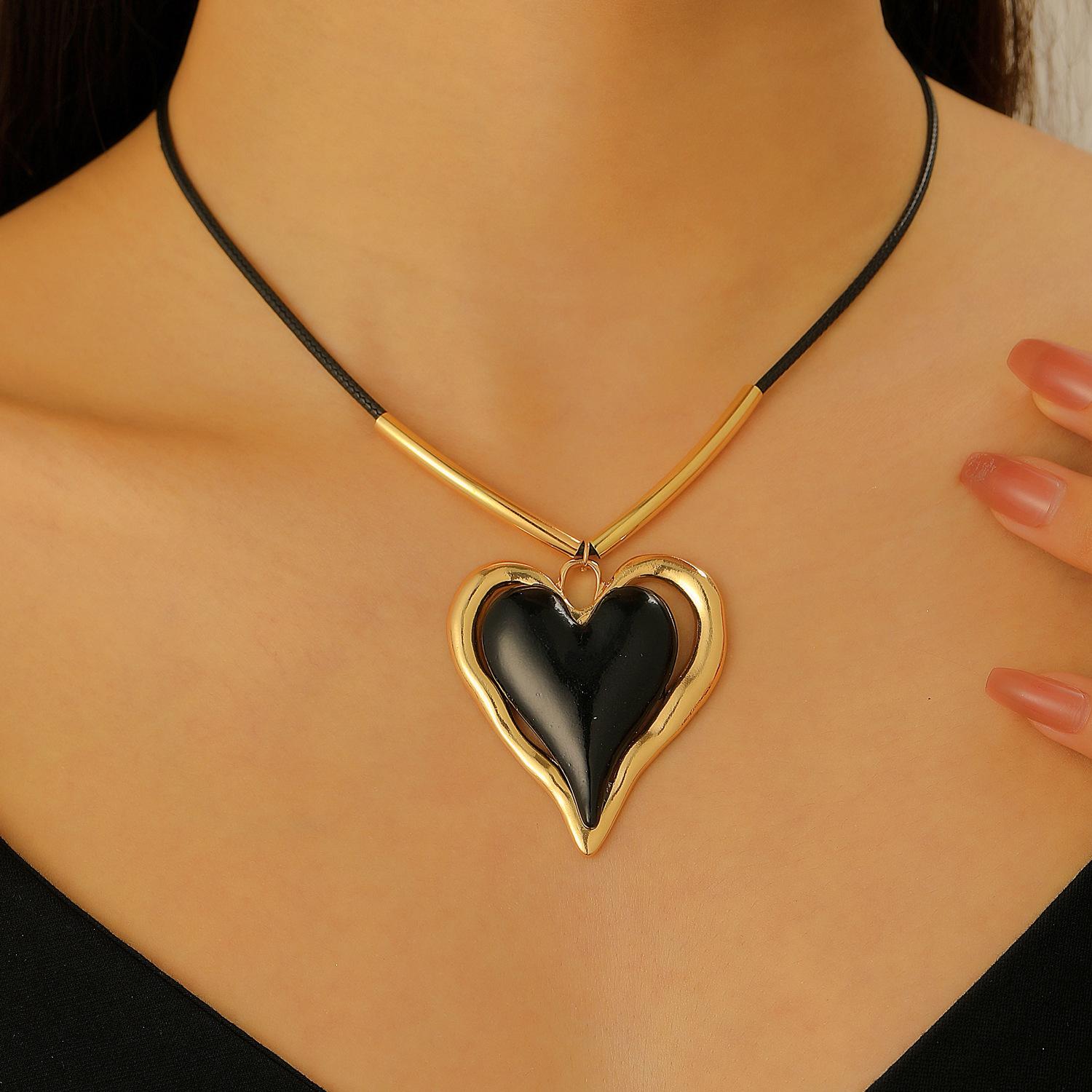 

Exaggerate Sweet Cool Spicy Girl Style Big Love Necklace Pendant 1 pcs чорний